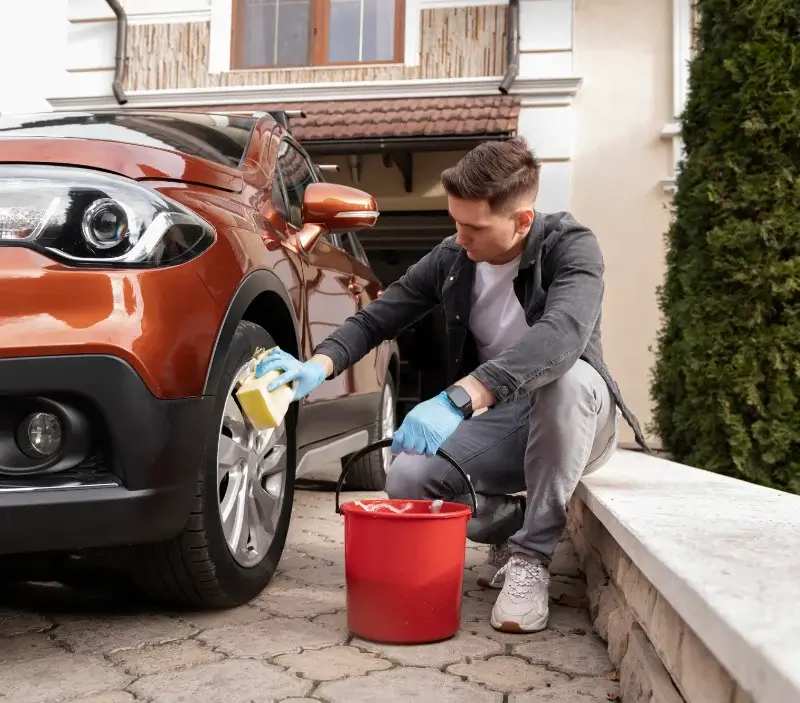 Lavage auto à domicile Ouessant : professionnel intervenant sur un véhicule